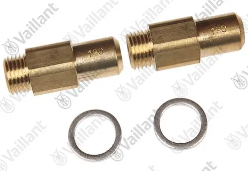 Zwei messingfarbene Adapter mit Außengewinde und eine metallene Dichtung. Die Teile gehören zur Vaillant Produktlinie und sind für Heizungsinstallationen vorgesehen.
